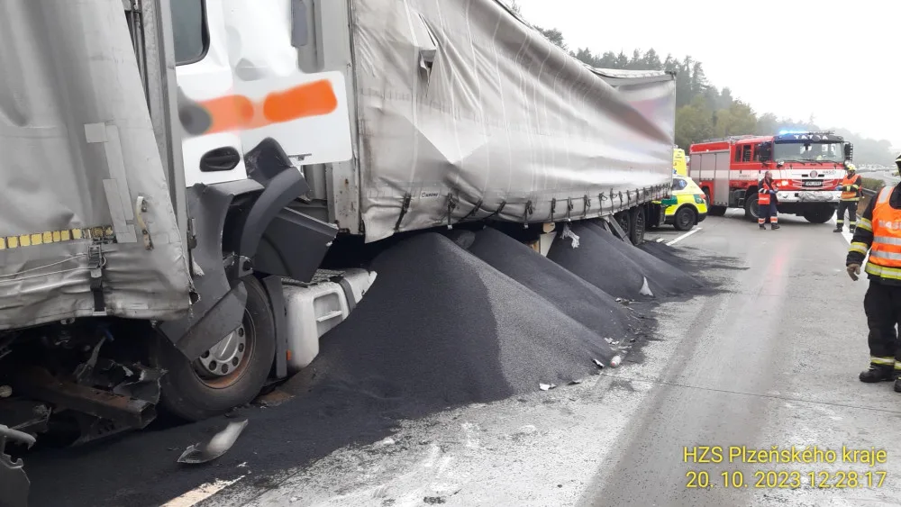 Střet dvou kamionů ochromil provoz na dálnici D5 ve směru na Prahu. Dva lidé se při nehodě zranili