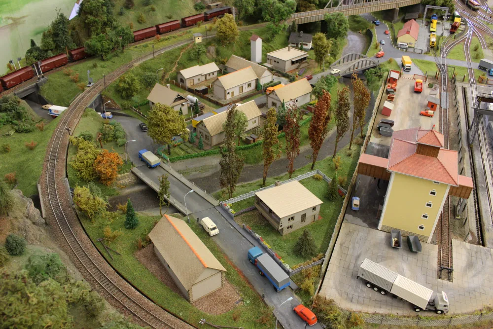 Modeláři představí veřejnosti unikátní a obří modelové kolejiště. Koleje vedou pestrou krajinou 600 metrů