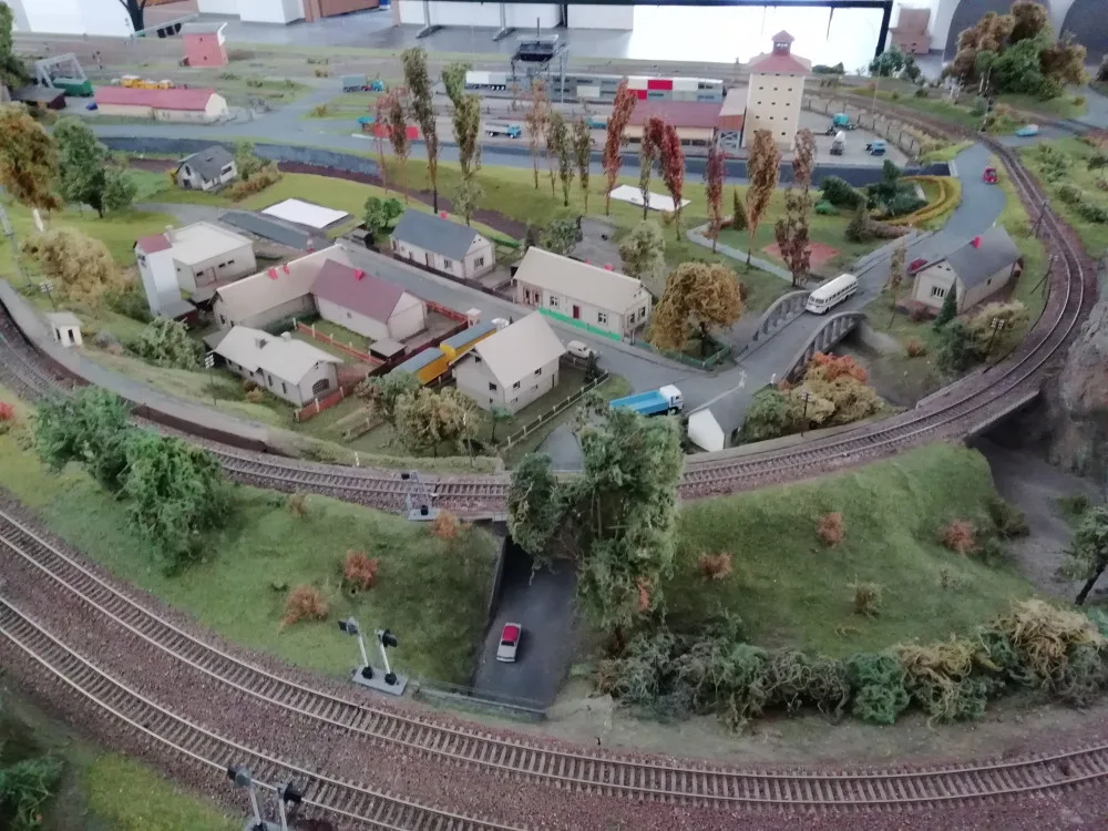 Modeláři představí veřejnosti unikátní a obří modelové kolejiště. Koleje vedou pestrou krajinou 600 metrů