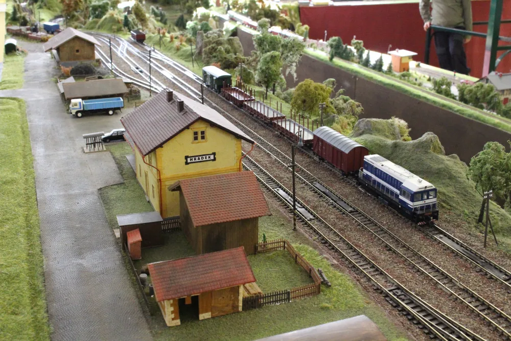 Modeláři představí veřejnosti unikátní a obří modelové kolejiště. Koleje vedou pestrou krajinou 600 metrů