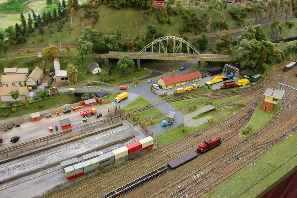 Modeláři představí veřejnosti unikátní a obří modelové kolejiště. Koleje vedou pestrou krajinou 600 metrů