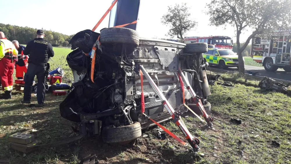 Auto vyletělo ze silnice na pole, kde zůstalo převrácené na střeše. Nárazem vytržený motor skončil za příkopem