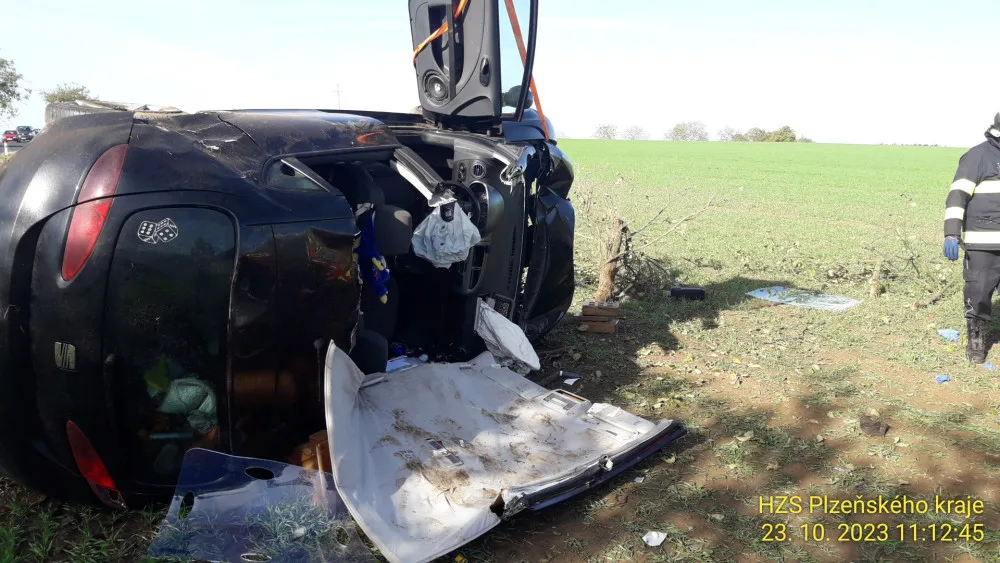 Auto vyletělo ze silnice na pole, kde zůstalo převrácené na střeše. Nárazem vytržený motor skončil za příkopem
