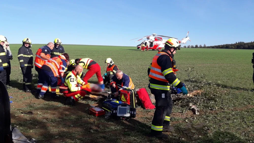 Auto vyletělo ze silnice na pole, kde zůstalo převrácené na střeše. Nárazem vytržený motor skončil za příkopem