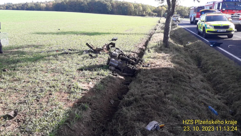 Auto vyletělo ze silnice na pole, kde zůstalo převrácené na střeše. Nárazem vytržený motor skončil za příkopem
