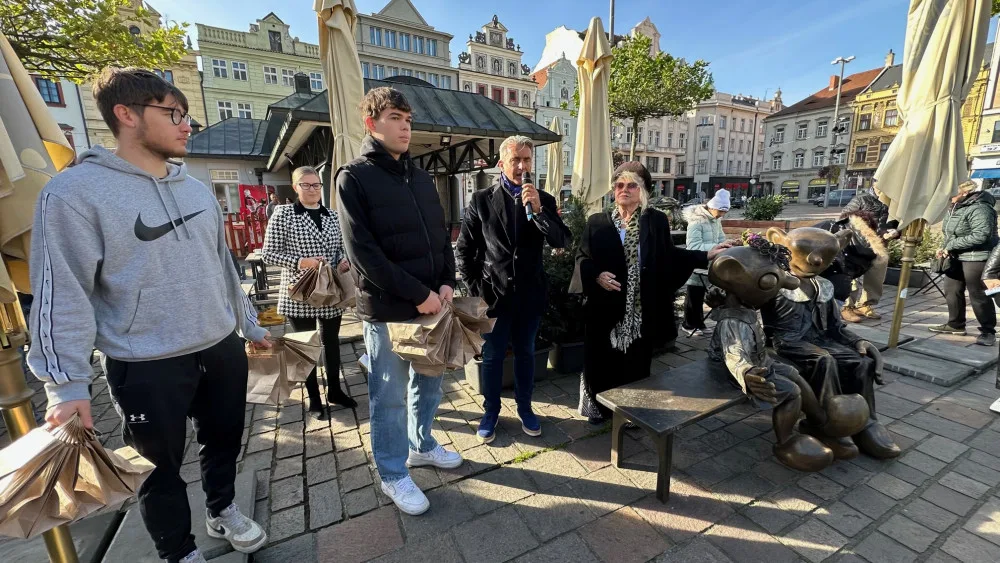Na náměstí se vrátilo opravené sousoší Spejbla s Hurvínkem. Dostavili se i oba pachatelé, kteří Hurvínka připravili o hlavu. Vlevo Mirek s Jonášem