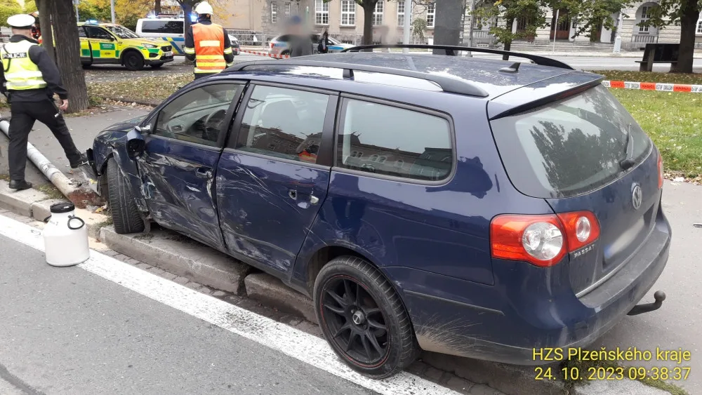 Dva lidé včetně starší chodkyně se zranili při střetu nákladního vozidla s osobákem a sloupem osvětlení