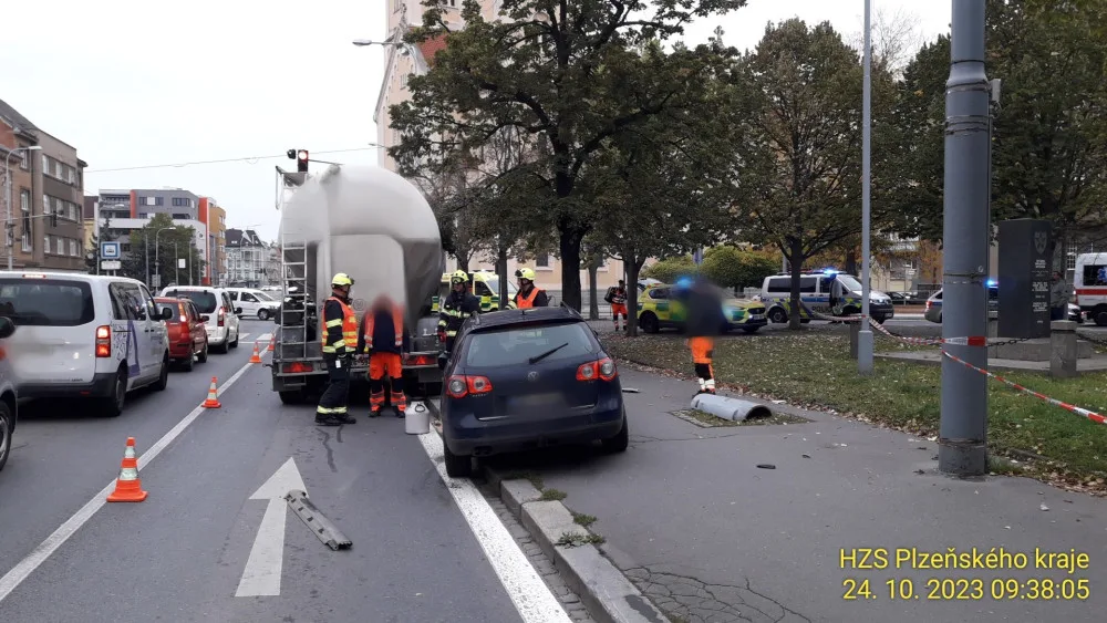 Dva lidé včetně starší chodkyně se zranili při střetu nákladního vozidla s osobákem a sloupem osvětlení