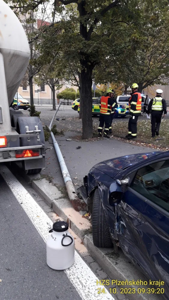 Dva lidé včetně starší chodkyně se zranili při střetu nákladního vozidla s osobákem a sloupem osvětlení