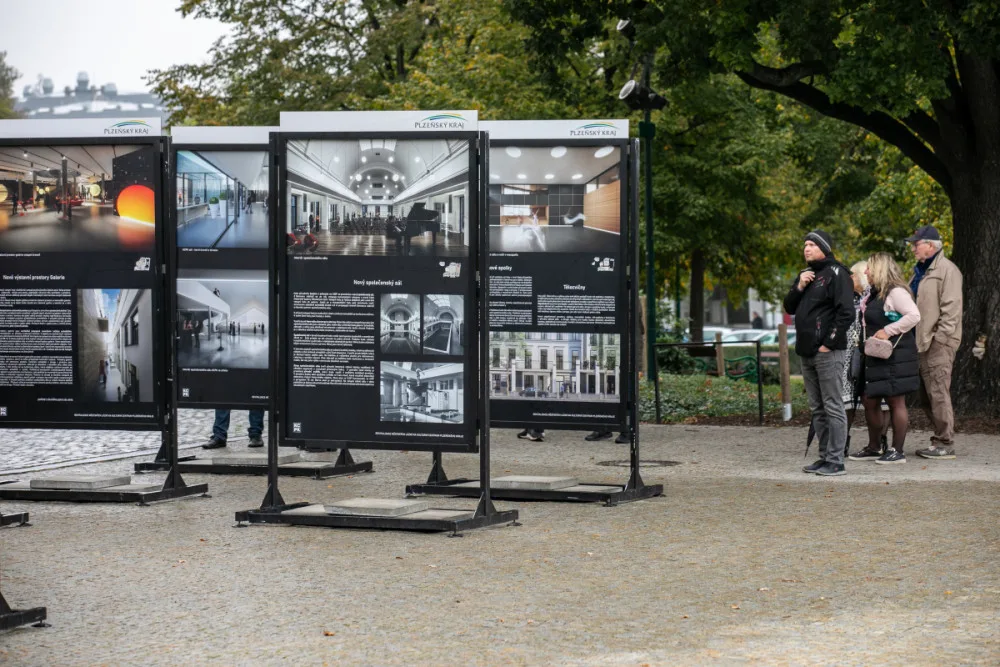 Výstavní prostory galerie i tělocvična, lidé se mohou seznámit se studií obnovy zchátralých lázní