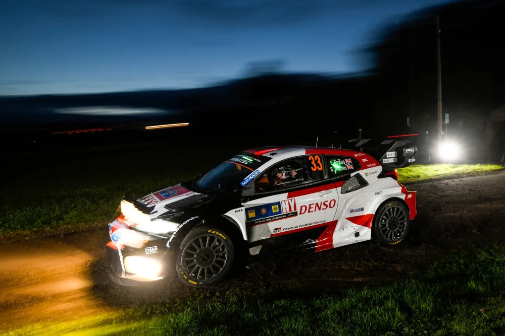 První etapu Středoevropské rallye ovládl Fin Rovanperä, jednu zkoušku zrušili pořadatelé kvůli divákům.