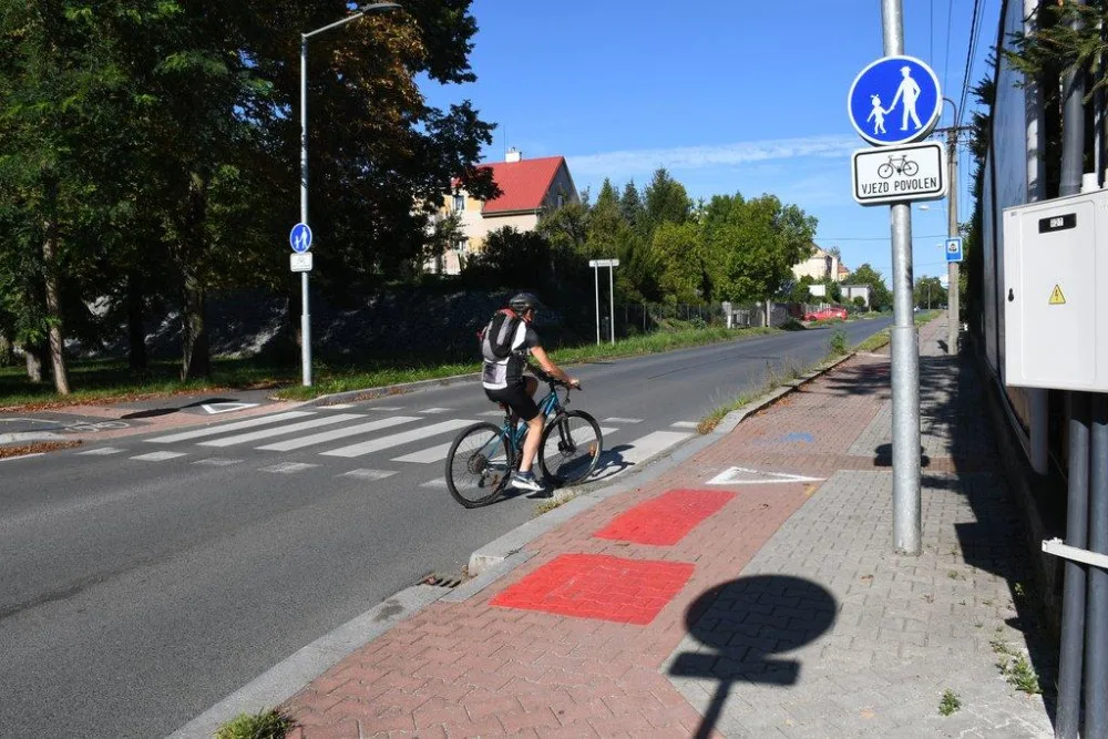 Pomalí po stezce, rychlí po silnici, první duální řešení v Plzni dává cyklistům na výběr