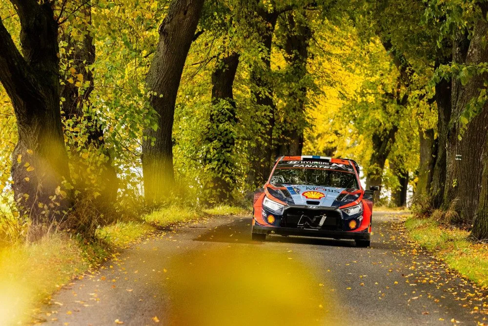 Středoevropskou rally vede Thierry Neuville.