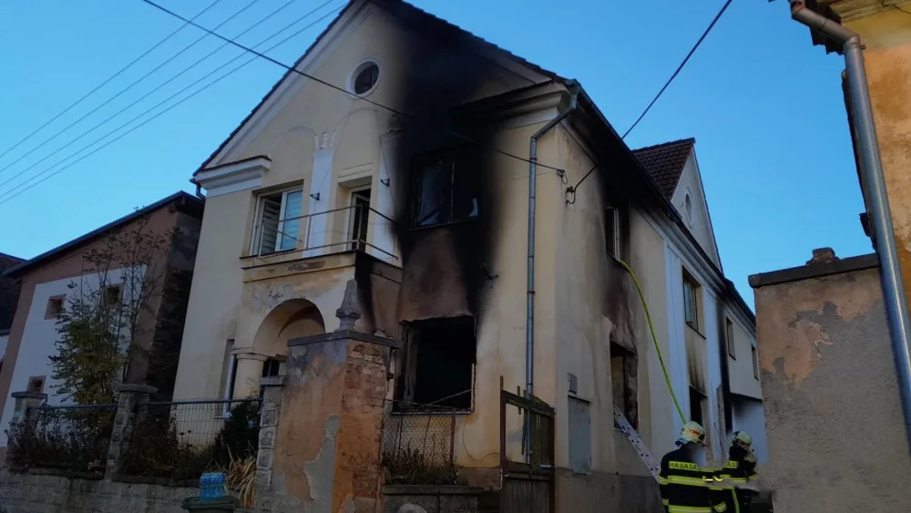 Ohořelé lidské tělo našli hasiči uvnitř obytného domu, který v časných ranních hodinách zachvátil požár