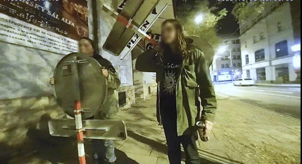 Mladíci nesli přes rameno ukradené dopravní značky, bujaře táhli městem a vesele si prozpěvovali