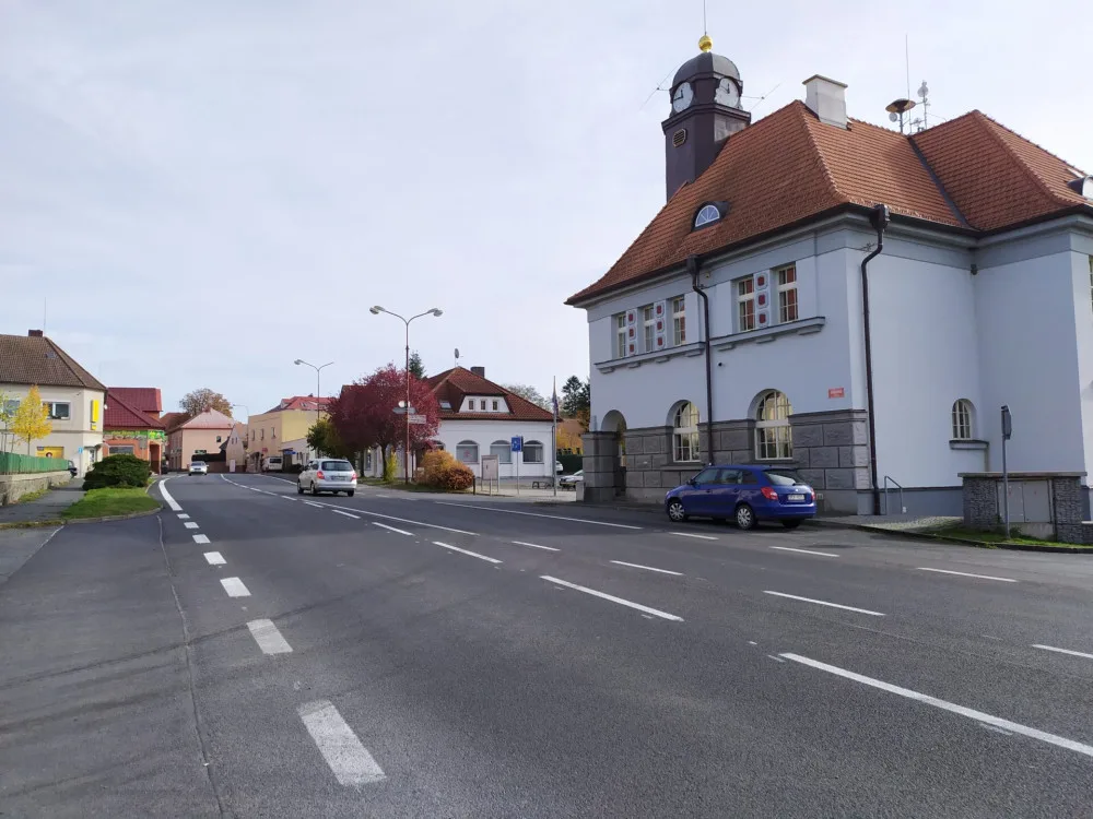 Skončila oprava 500 metrů dlouhého úseku silnice I/27 v Holýšově, řidiči už projedou bez omezení
