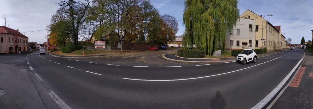 Skončila oprava 500 metrů dlouhého úseku silnice I/27 v Holýšově, řidiči už projedou bez omezení