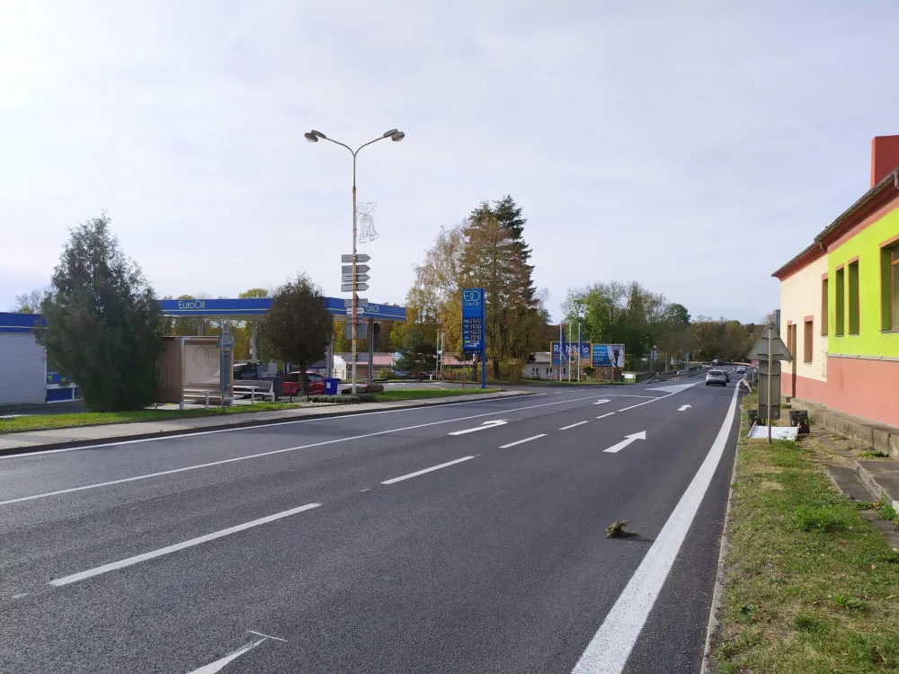 Skončila oprava 500 metrů dlouhého úseku silnice I/27 v Holýšově, řidiči už projedou bez omezení