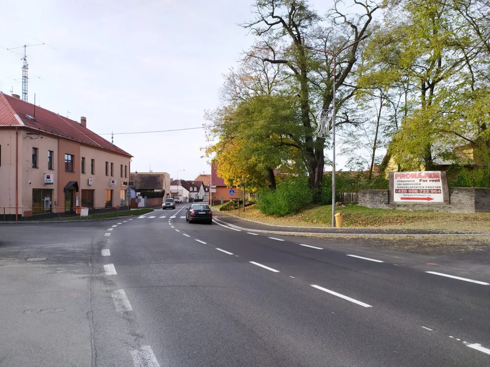Skončila oprava 500 metrů dlouhého úseku silnice I/27 v Holýšově, řidiči už projedou bez omezení