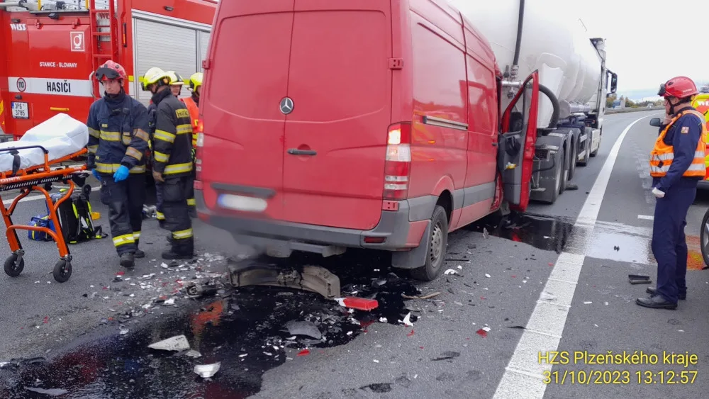 Provoz na 67. kilometru dálnice D5 ochromila vážná nehoda. Dodávka narazila zezadu do cisterny