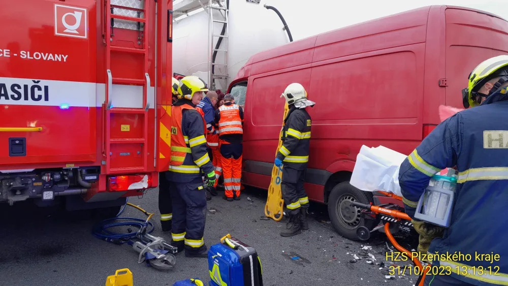 Provoz na 67. kilometru dálnice D5 ochromila vážná nehoda. Dodávka narazila zezadu do cisterny