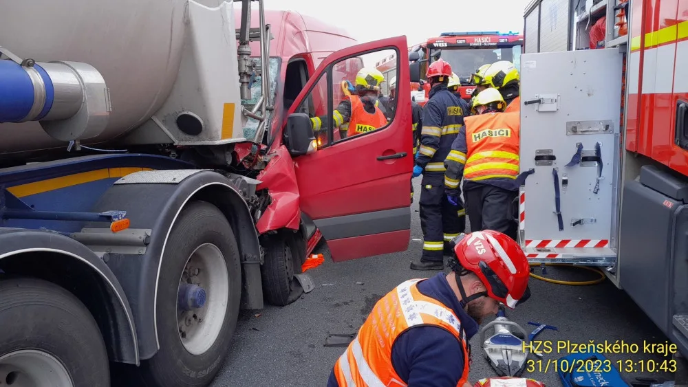 Provoz na 67. kilometru dálnice D5 ochromila vážná nehoda. Dodávka narazila zezadu do cisterny