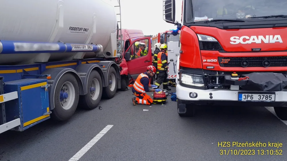 Provoz na 67. kilometru dálnice D5 ochromila vážná nehoda. Dodávka narazila zezadu do cisterny