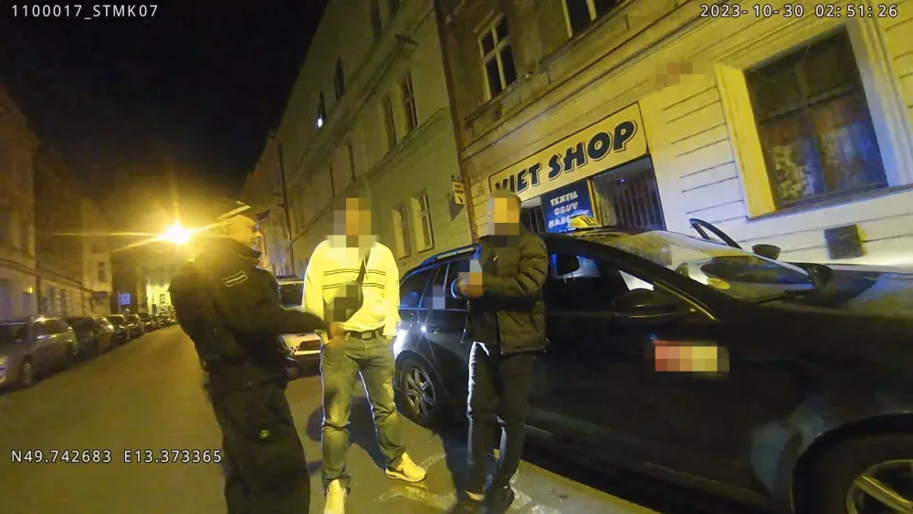 Auto nikdo neřídil, tvrdil taxikář ze zadní sedačky auta, kam před hlídkou nenápadně zalezl