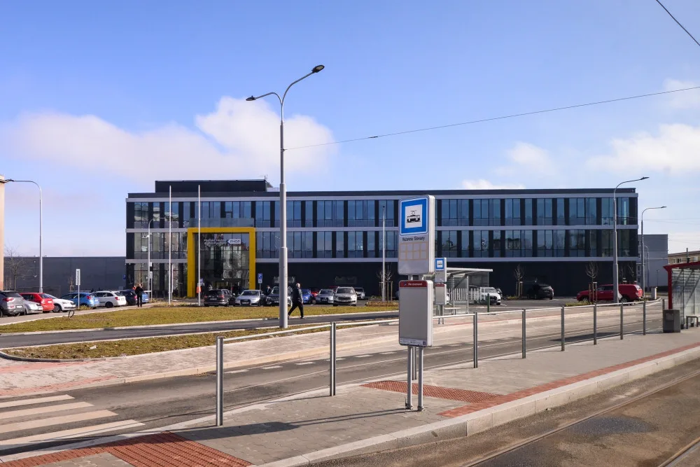 Tramvajová vozovna s obří zelenou střechou na Slovanech uspěla v soutěži Adapterra Awards