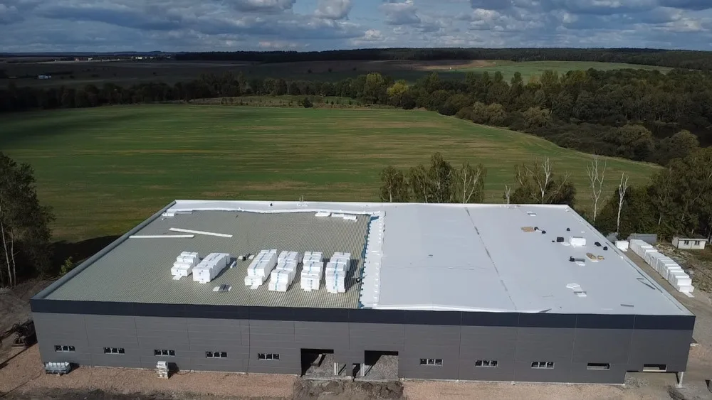 Stavba nové výrobní haly pro firmu MD ELEKTRONIK v Mantově je v plném proudu