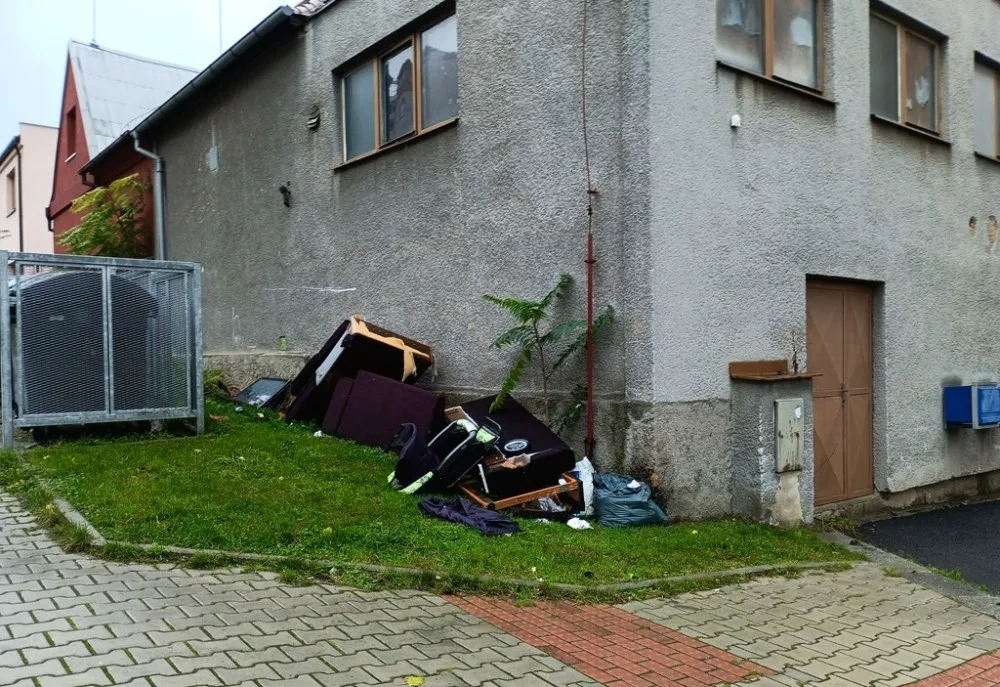 Analýza odpadu i záběry z kamer, městu se daří dohledávat zakladatele černých skládek
