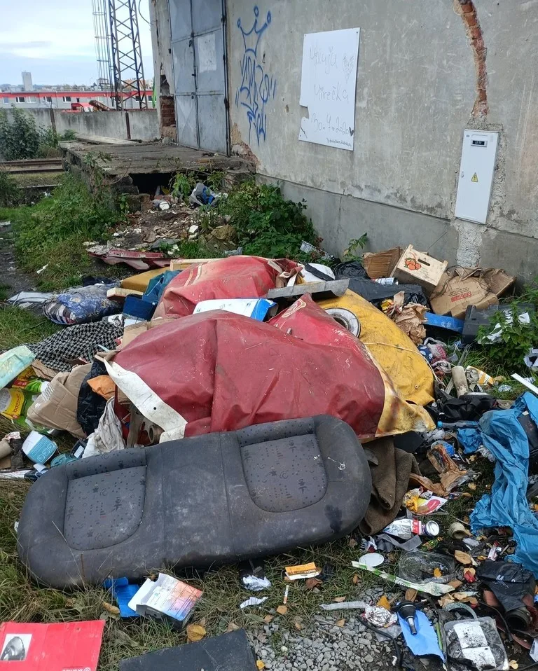 Analýza odpadu i záběry z kamer, městu se daří dohledávat zakladatele černých skládek