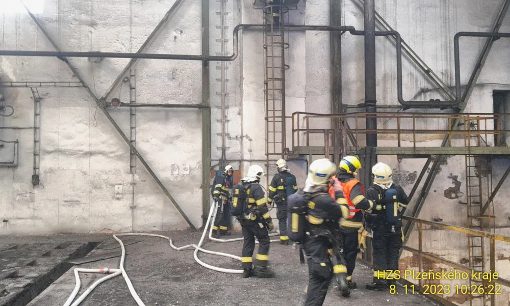 Hasiči bojují s požárem v bývalém muzeu Škoda, hustý sloup dýmu pozorovali lidé z velké části města