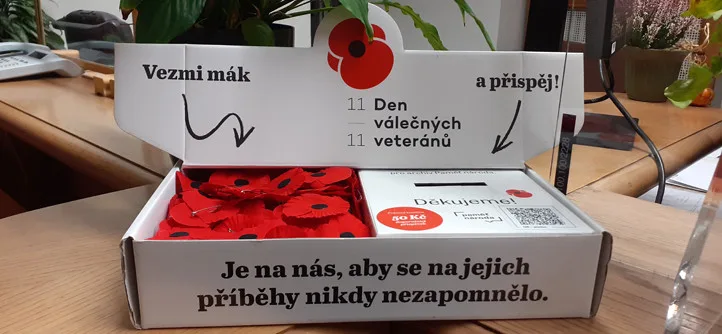 Den válečných veteránů si Plzeňané připomínají vlčími máky i filmem metalové kapely Sabaton
