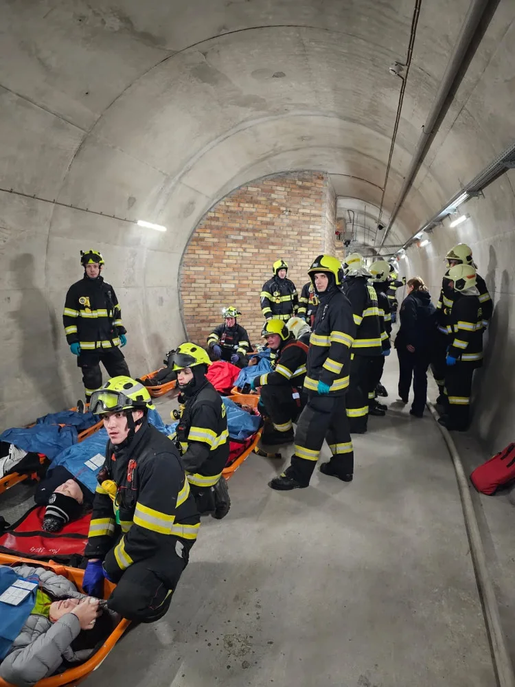 Skutečná letošní nehoda vlaku ve Švýcarsku byla námětem obřího cvičení složek IZS v nejdelším českém tunelu