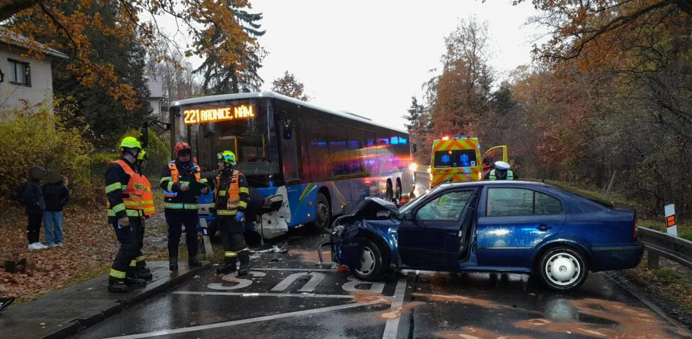 Žena a dítě skončily v nemocnici po čelním střetu osobního vozu s autobusem
