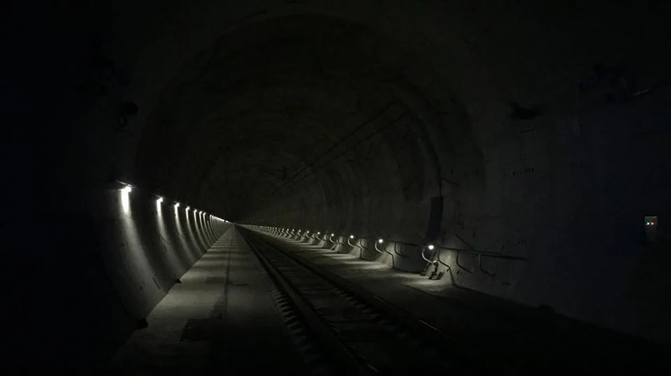 Ejpovickým tunelem několikrát prosvištěla speciální souprava rychlostí 200 km/h