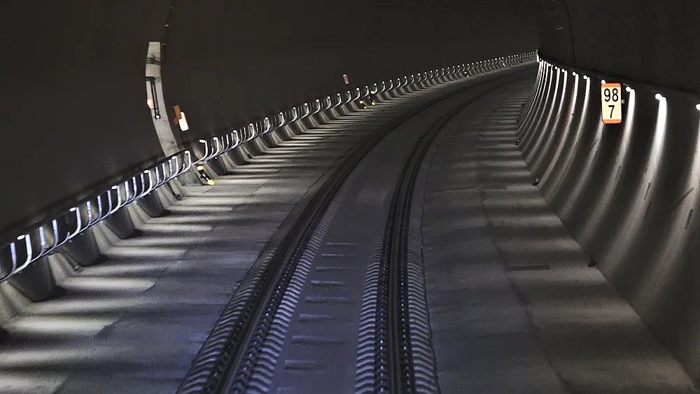 Takto vidí Ejpovický tunel pouze strojvůdce soupravy
