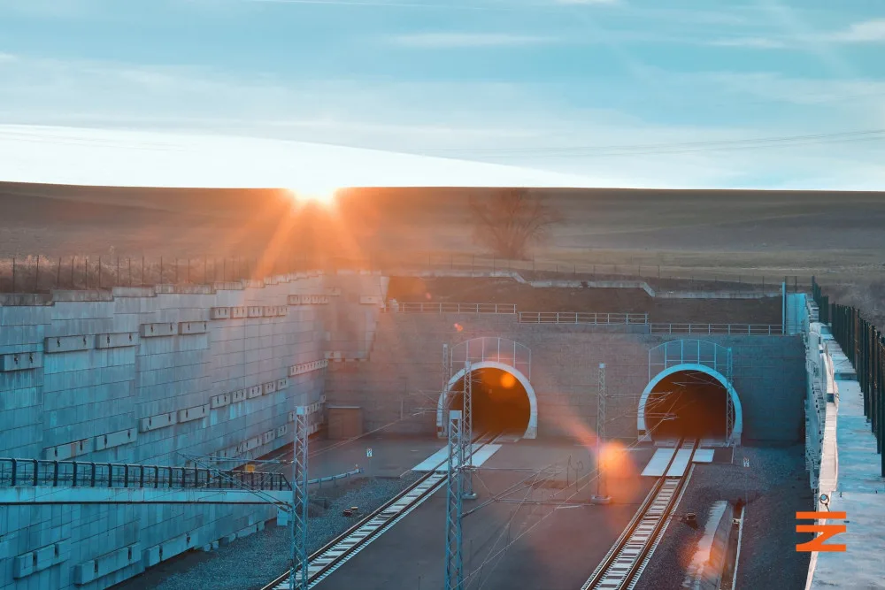 Ejpovický tunel je se svou délkou 4150 metrů nejdelším železničním tunelem v Česku. Na fotce můžete vidět východní portál tunelu u obce Ejpovice.