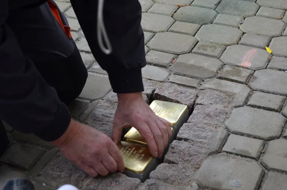 Pokládání kamenů zmizelých jako vzpomínka na rodinu Fantlových