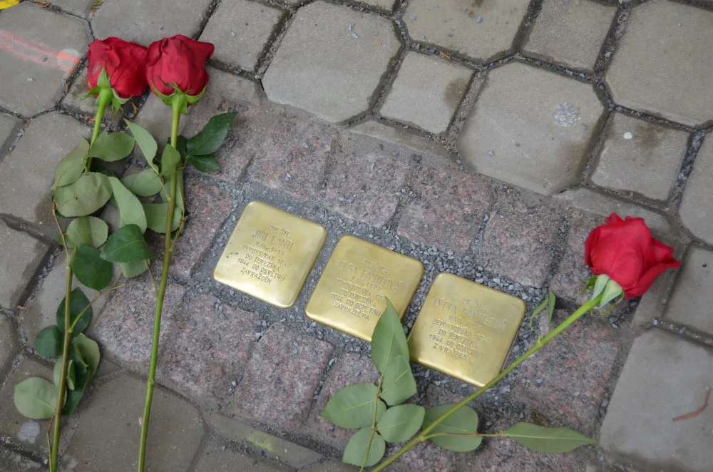 Pokládání kamenů zmizelých jako vzpomínka na rodinu Fantlových