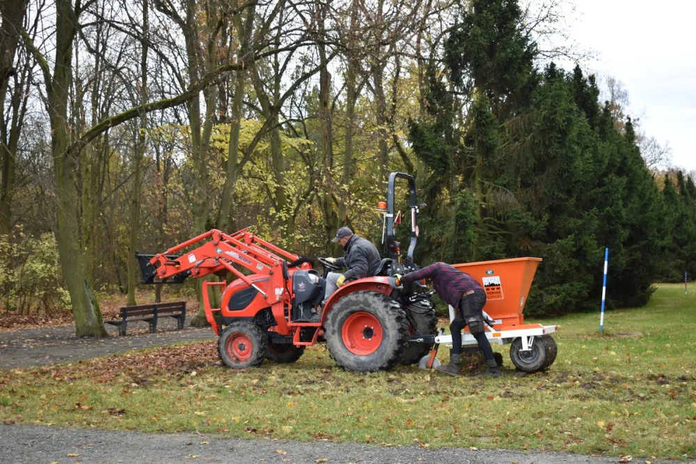 Zahradníci vysázeli v největším městském parku tisíce tulipánů, narcisů a krokusů