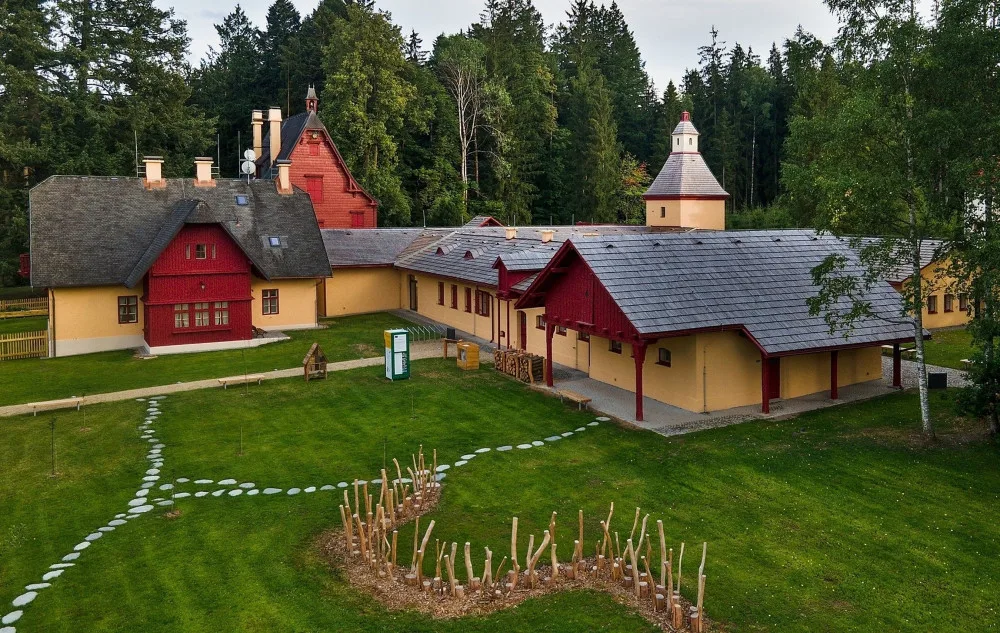 Tajemný zámek Tři Trubky uprostřed brdských lesů boduje. Tři měsíce po otevření navštívilo areál 6368 hostů