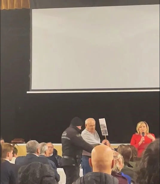 Známý senior se svým transparentem opět narušil mítink ANO. Tentokrát nepoužil paralyzér proti pořadatelům