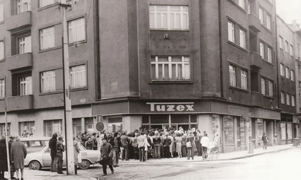 Plzeňský TUZEX na rohu Kollárovy ulice