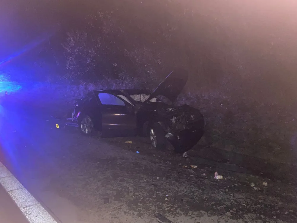 Řidič jedoucí v protisměru na dálnici smetl vůz s ženou a dítětem, policie hledá další svědky