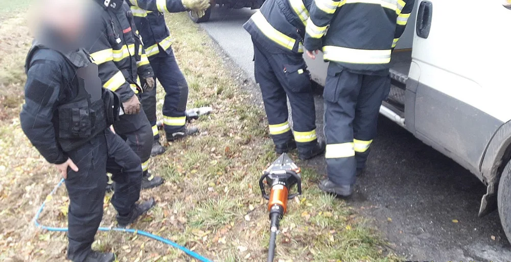 Obrněný vůz převážející peníze začal hořet za jízdy. Uvnitř byl uzamčený pracovník bezpečnostní agentury