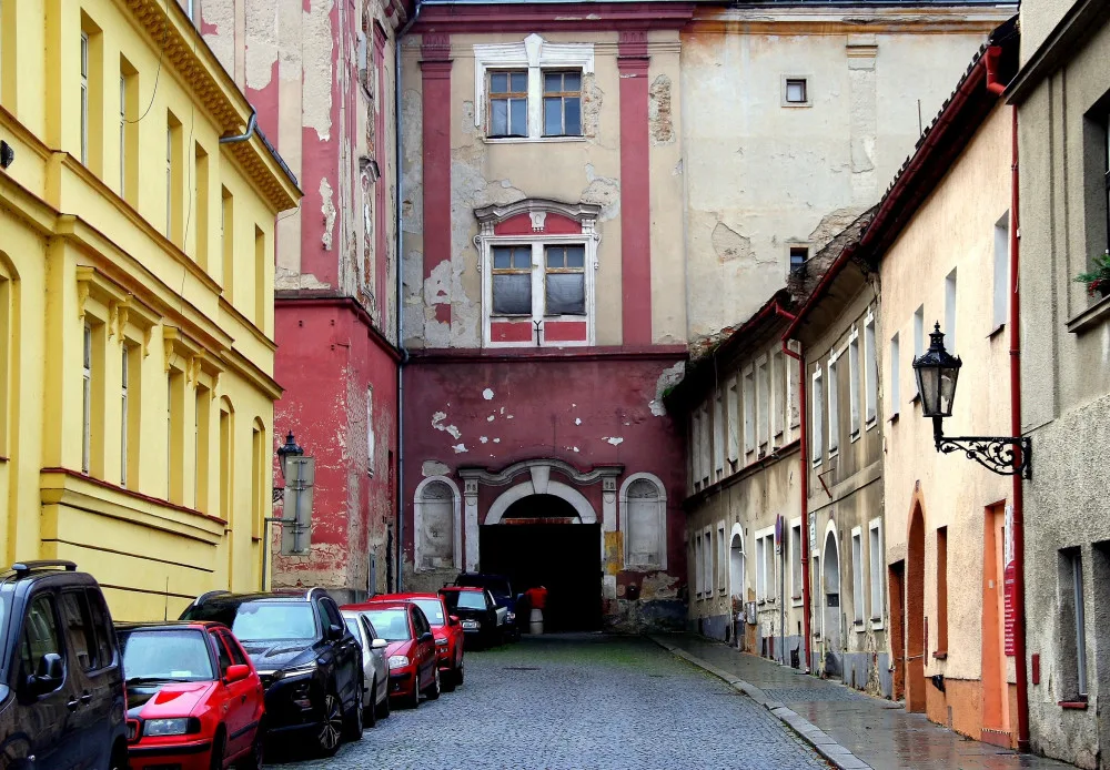 Pohled na zchátralý objekt z Vančurovy ulice