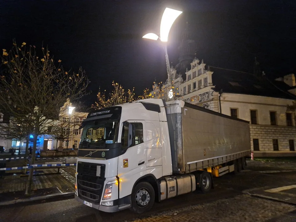 Demoliční jízdou na náměstí způsobil zbloudilý kamion škodu v řádech statisíců. Řidič slepě věřil navigaci