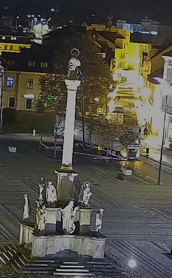Demoliční jízdou na náměstí způsobil zbloudilý kamion škodu v řádech statisíců. Řidič slepě věřil navigaci